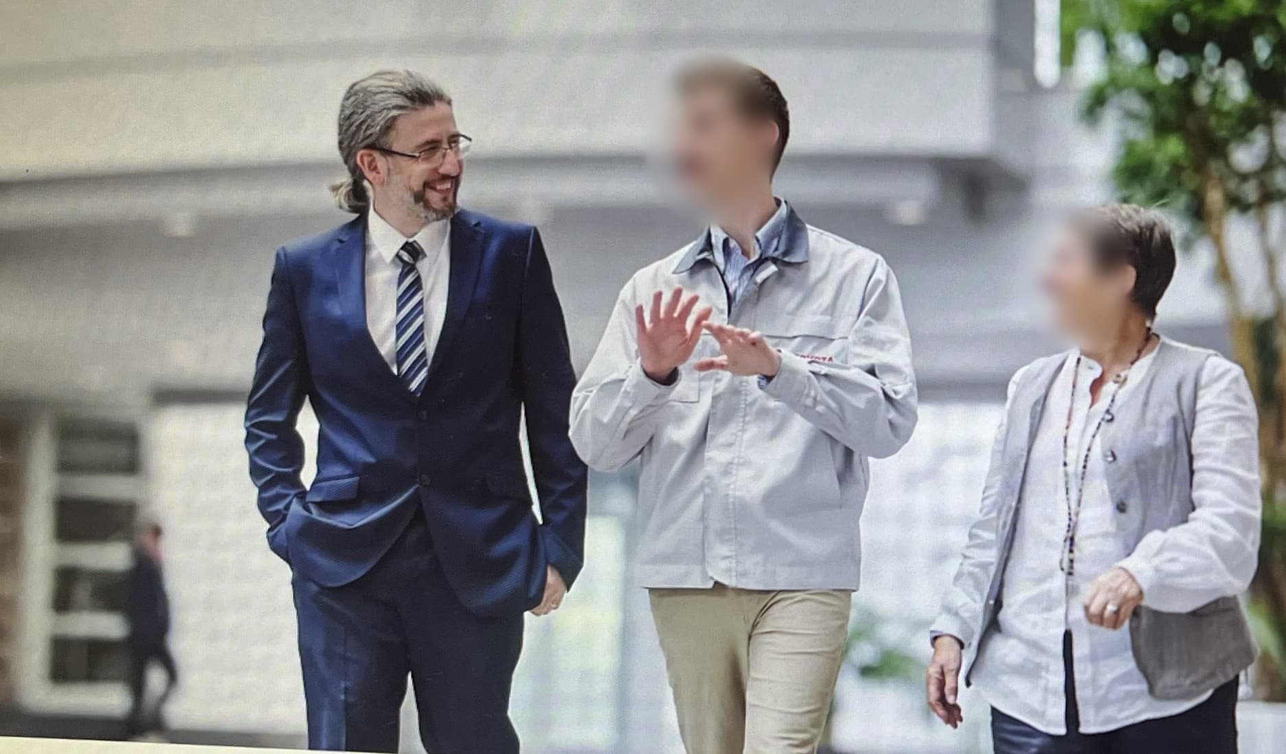 Guven Bircan işyerinde meslektaşlarıyla (yüzler bulanıklaştırılmış)